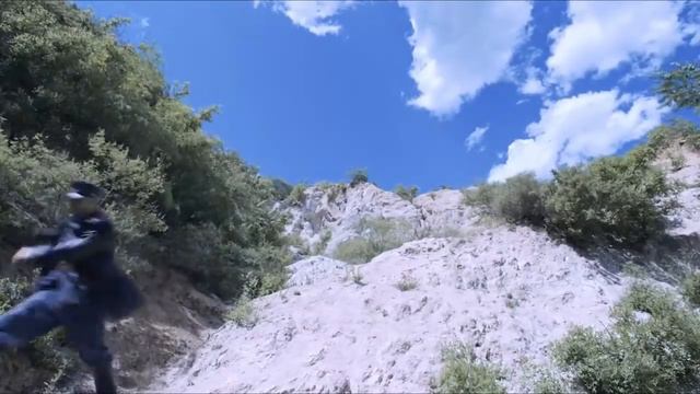 軍閥派2名狙擊手暗殺國軍女指揮，卻不料剛瞄準目標，背後突然傳來一陣槍聲！⚔️ 抗日 смотреть онлайн