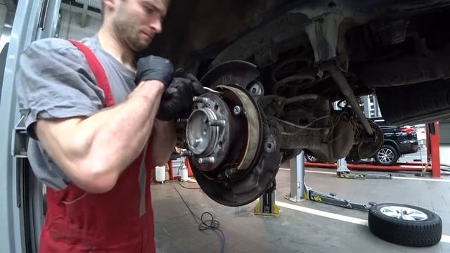 LC 200. Замена колодок ручника.