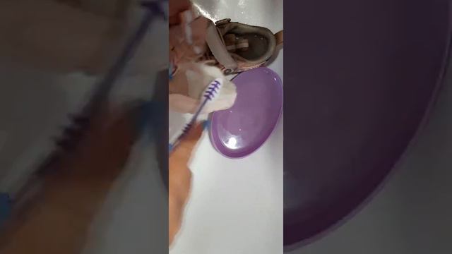 Реанимирую кросовки для прогулок в садике #чистаяобувь#развлечениявдекрете#чистота#лайфхак