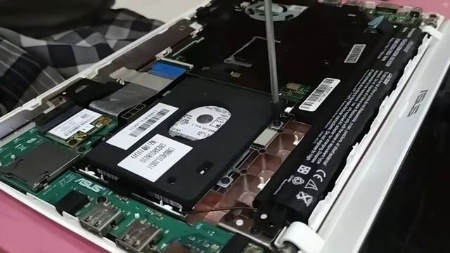 10 Menit ! Ganti Baterai Dan Upgrade SSD Laptop ASUS X200 M