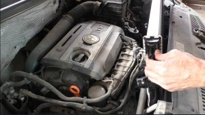 Порвало радиатор замена радиатора двигателя на Volkswagen Tiguan 2,0 Фольксваген Тигуан 2009 2часть