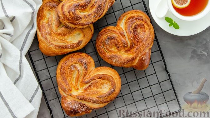 Романтический намёк к утреннему кофе (или чаю).
САХАРНЫЕ ПЛЮШКИ-СЕРДЕЧКИ