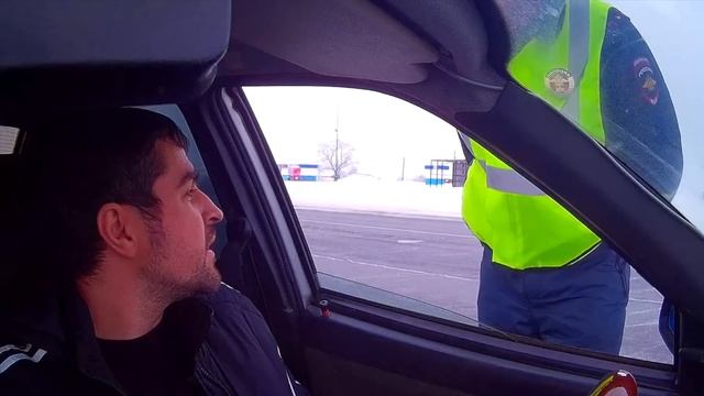 Парень чётко сбил гонор ДПС ГИБДД, оказалось он из ОМОН смотреть онлайн