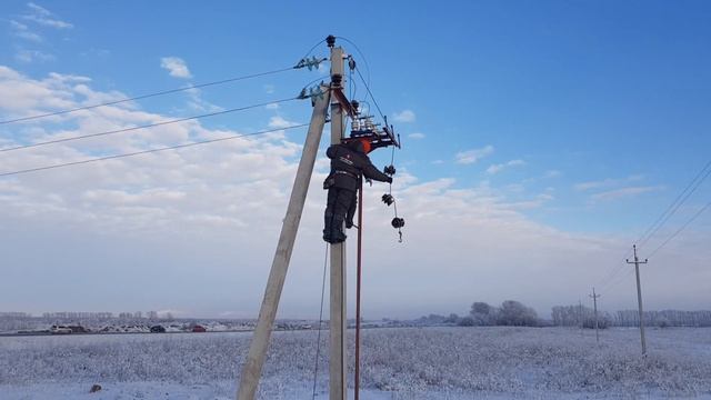 ???Воздушные линии.Установка разъединителя РЛНД на анкерной опоре ВЛ 10 кВ. г. Новосибирск. смотреть онлайн