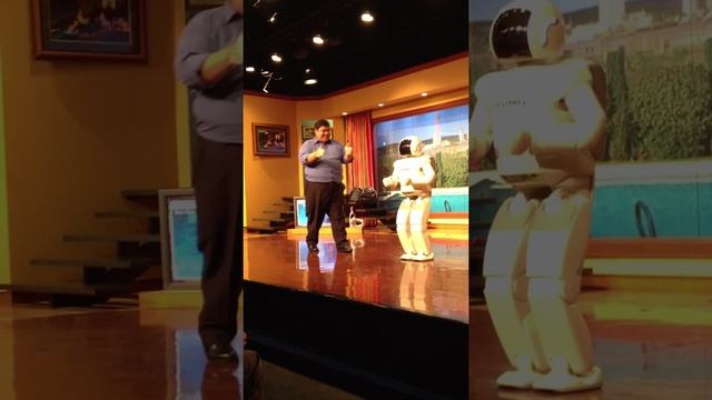 ASIMO Robot Demo -- Disney Land LA смотреть онлайн