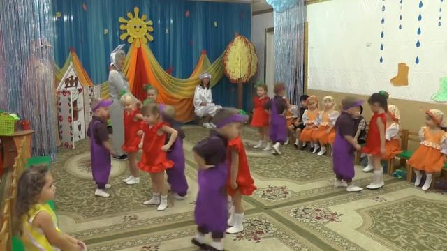 Танец баклажанов и помидорок на осеннем утреннике 2018 в младшей группе Муз рук Максюта Г В смотреть онлайн