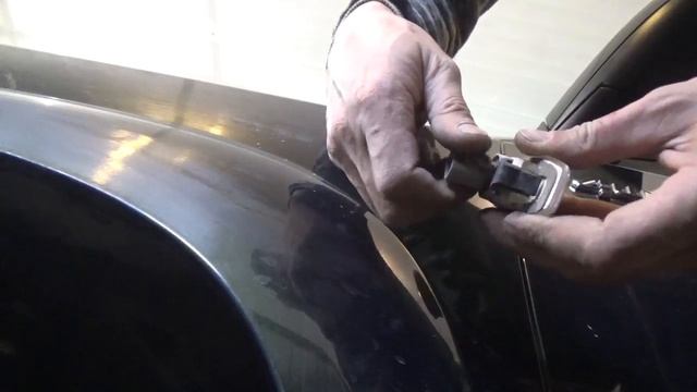 Снятие-установка повторителя поворота с переднего крыла, Hyundai Tucson 1,а так же замена лампы. смотреть онлайн
