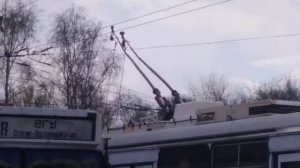 Эксклюзив! Водитель 7 троллейбуса перестлвляет штанги на другую контактную сеть на ВГУ