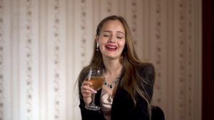 ДОЧЬ МАМИНОЙ ПОДРУГИ ИГРАЕТ В МОНОПОЛИЮ. Лера Пешка