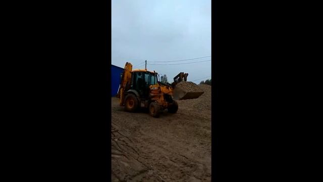 Экскаватор погрузчик JCB в работе. смотреть онлайн
