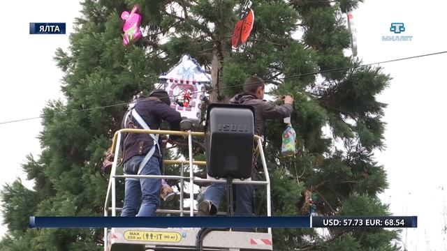 В Ялте нарядили 20-метровую секвойю смотреть онлайн