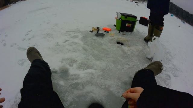 ПОЕХАЛИ ДАЛЕКО, ЧТОБЫ ПОЙМАТЬ! Зимняя рыбалка на большой воде. Часть 1 смотреть онлайн