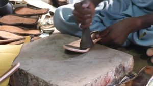 Талантливый Молодой Мальчик Делает красивую обувь ручной работы.mp4