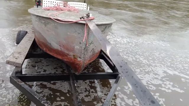 Самодельный лодочный прицеп с колесами для простого спуска лодки на мелководье. Первое испытание. смотреть онлайн