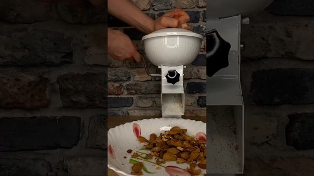 ? Орехокол для фундука, миндаля, грецкого ореха и абрикосовых косточек смотреть онлайн