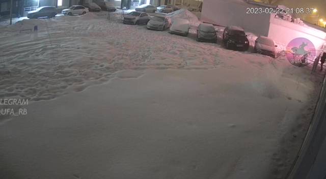 Момент падения девушки с 10 этажа в Уфе попал на видео смотреть онлайн