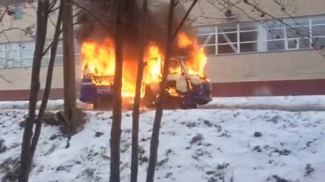 В Корсакове горит автомобиль "Почты России" смотреть онлайн