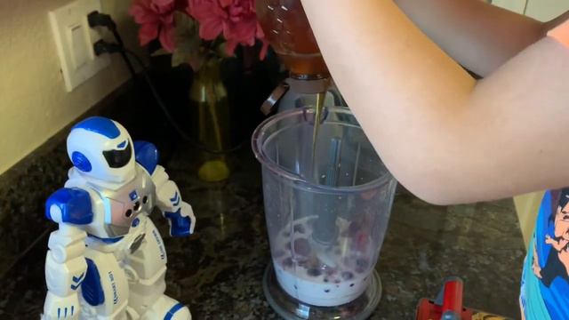 RC ROBOT TOY | SMART ROBOT| REMOTE CONTROL ROBOT TOY HELPS IN MAKING MILKSHAKE смотреть онлайн