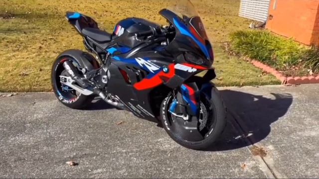 BMW S 1000 RR VS BMW M 1000 RR смотреть онлайн