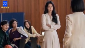 宋慧乔与晚辈合照时被对方抢镜。