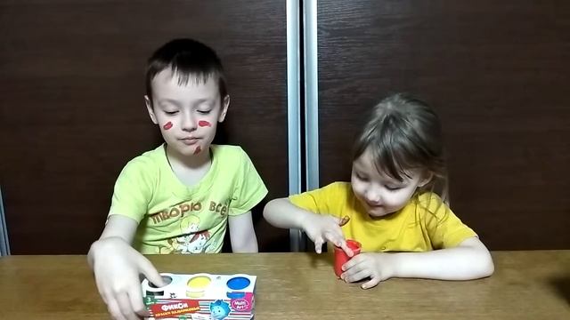 ?ПАЛЬЧИКОВЫЕ КРАСКИ: Рисуем краской на лице/Раскрасила Даню? смотреть онлайн