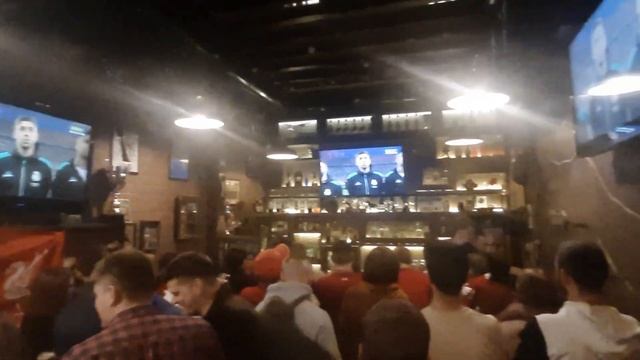 Liverpool Fans Singing.Ливерпуль бар