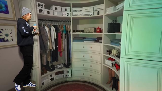 HOW TO PROPERLY STYLE COLORED SNEAKERS