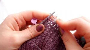 Вяжем спицами красивую легкую шапку на весну