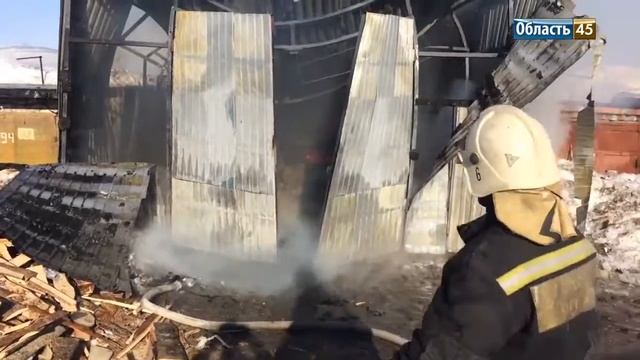 В Кургане в микрорайоне Восточный сгорел гараж вместе с автомобилем смотреть онлайн