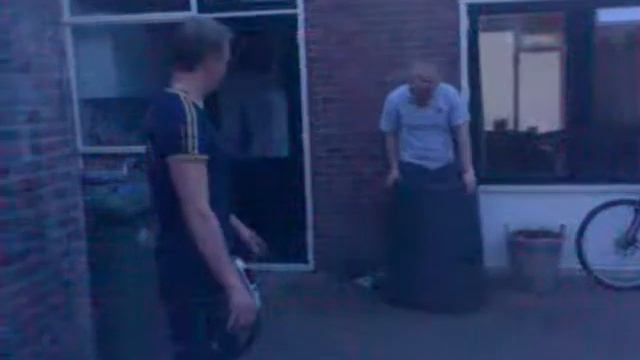 Verstopt in de compostbak смотреть онлайн