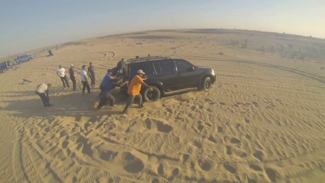 NIssan Pathfinder in the desert смотреть онлайн