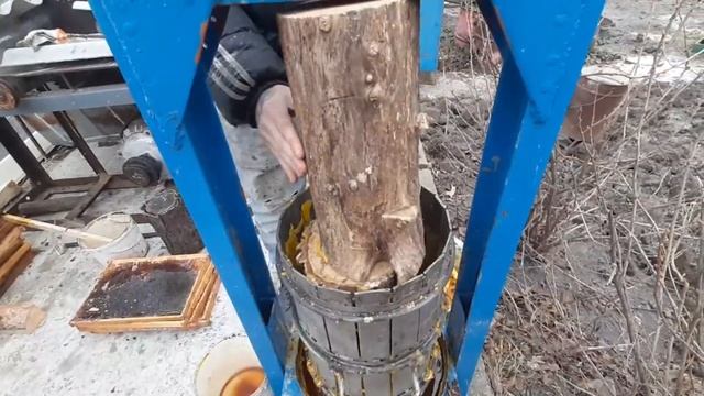 Вытопка воска с рамок на промышленной пасеке 150грамм с рамки смотреть онлайн