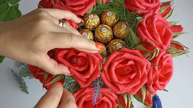Купила конфеты Ferrero Rocher и сделала ШИКАРНЫЙ букет. Букет на линейку 1 сентября своими руками. смотреть онлайн