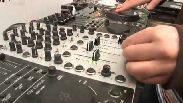 DJmag Review - Pioneer CDJ-400 смотреть онлайн