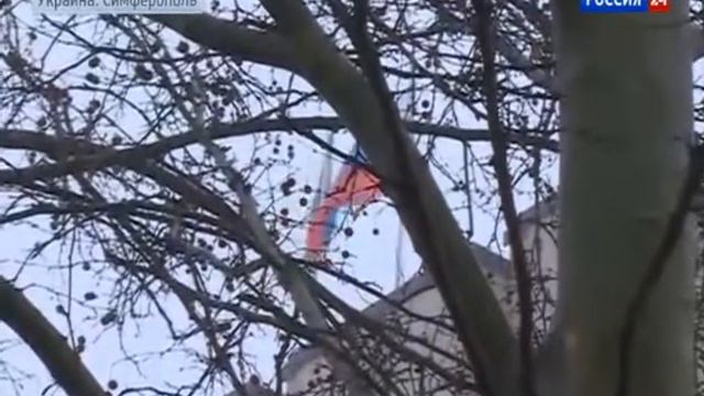 Над зданиями парламента и правительства Крыма подняли российские флаги! смотреть онлайн