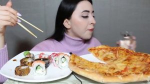 РОЛЛЫ VS ПИЦЦА / ЧТО ВКУСНЕЕ? MUKBANG asmr Ayka Emilly