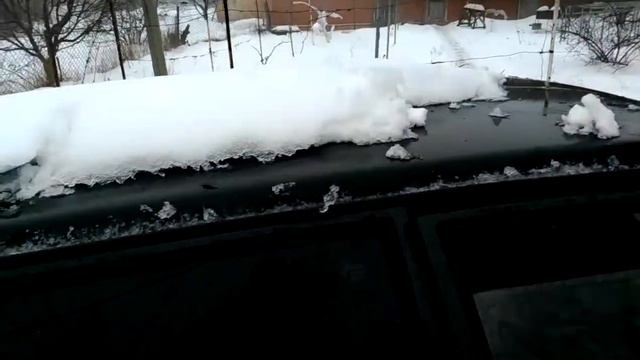УБИРАЕМ СНЕГ С МАШИНЫ С ПОМОЩЬЮ МУЗЫКИ смотреть онлайн