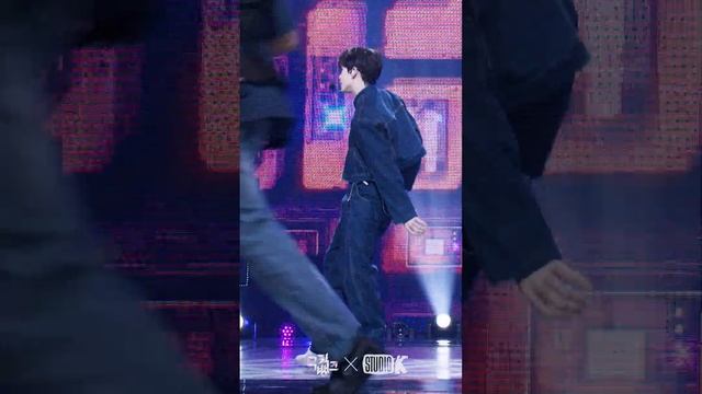 [K-Fancam] 크래비티 앨런 직캠 'Groovy' (CRAVITY ALLEN Fancam) @MusicBank 230317 смотреть онлайн