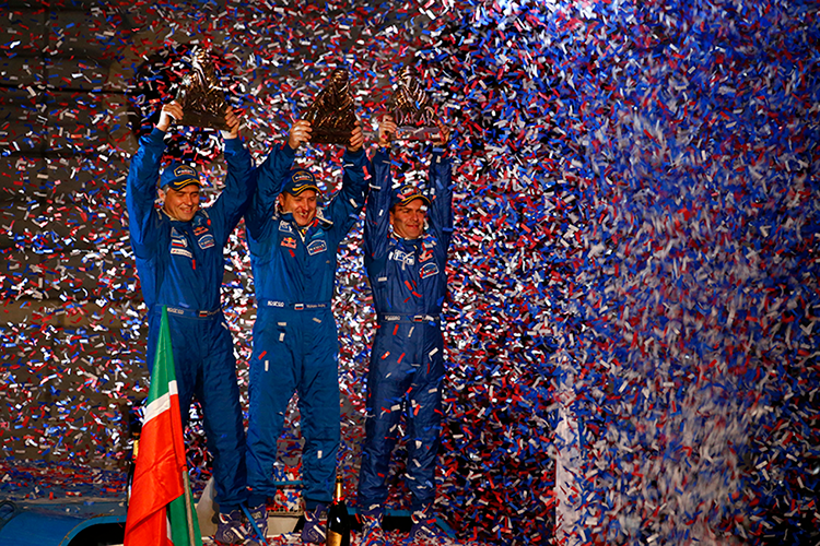 К 30-летию команды. 15 Золотых Дакаров «КАМАЗ-мастера». Год 2014. смотреть онлайн