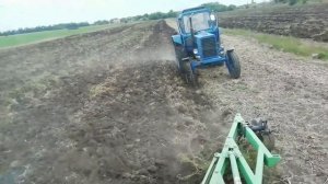 Два МТЗ пашут поле. Второй день пахоты. Сушь конкретна.