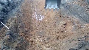Как копать траншею с откосами на экскаваторе
