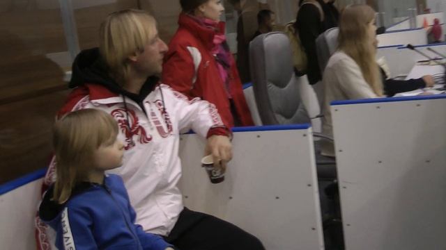 Саша Плющенко смотрит выступление подруги Анастасии Соколовой..Академия Плющенко.17.05.19 Прокаты смотреть онлайн