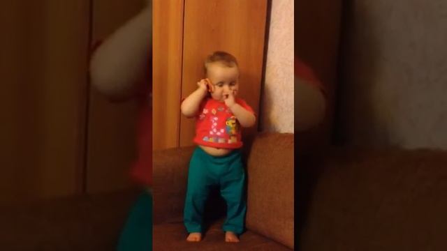 Ребёнок говорит по телефону 2 смотреть онлайн