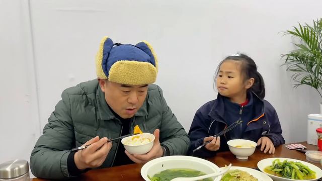 胖哥为了掩饰发量决定戴帽子，没想到被女儿说像光头强？这父女俩真是一对活宝【胖子视界】 смотреть онлайн