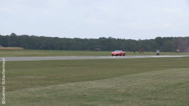 Speed record Ferrari helps scooters drive 200 kmh at the airport смотреть онлайн