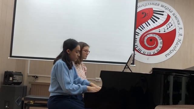 Фортепианный дуэт Боровкова Алена и Никогосян Мария «Счастливого Нового года» смотреть онлайн