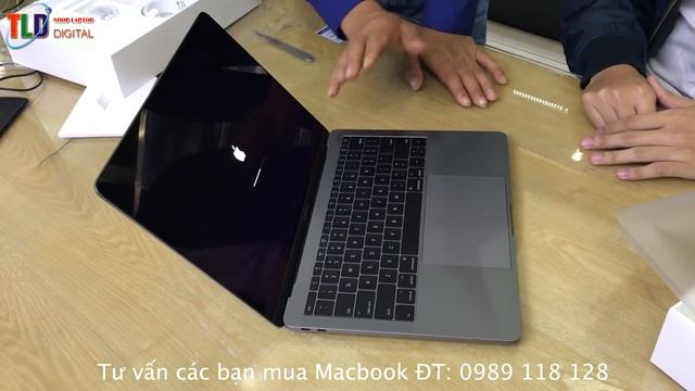 Mời khách hàng đập hộp mà cứ e thẹn Macbook Pro Retina 2017 смотреть онлайн