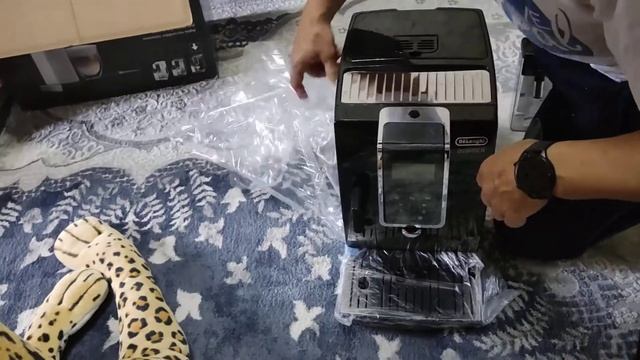 Кофемашина Delonghi Dinamica 350-55. Распаковка, комплектность. смотреть онлайн