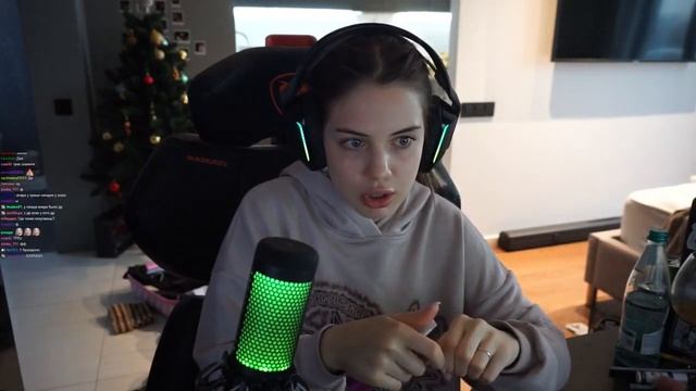 АКУЛИЧ ПОКАЗАЛА ТИТИ НА СТРИМЕ