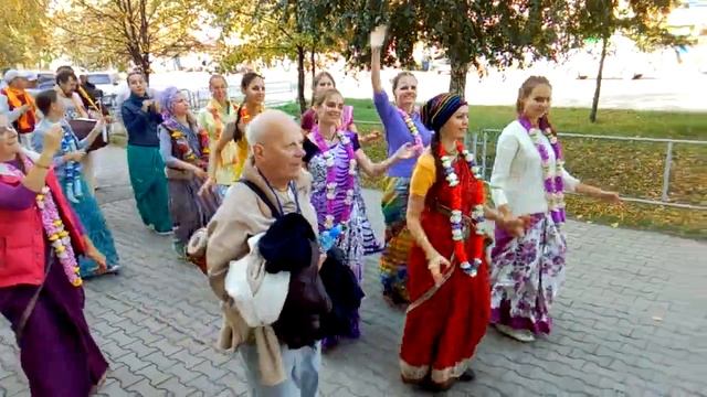С песнопениями и танцами по Копейску прошли кришнаиты. смотреть онлайн
